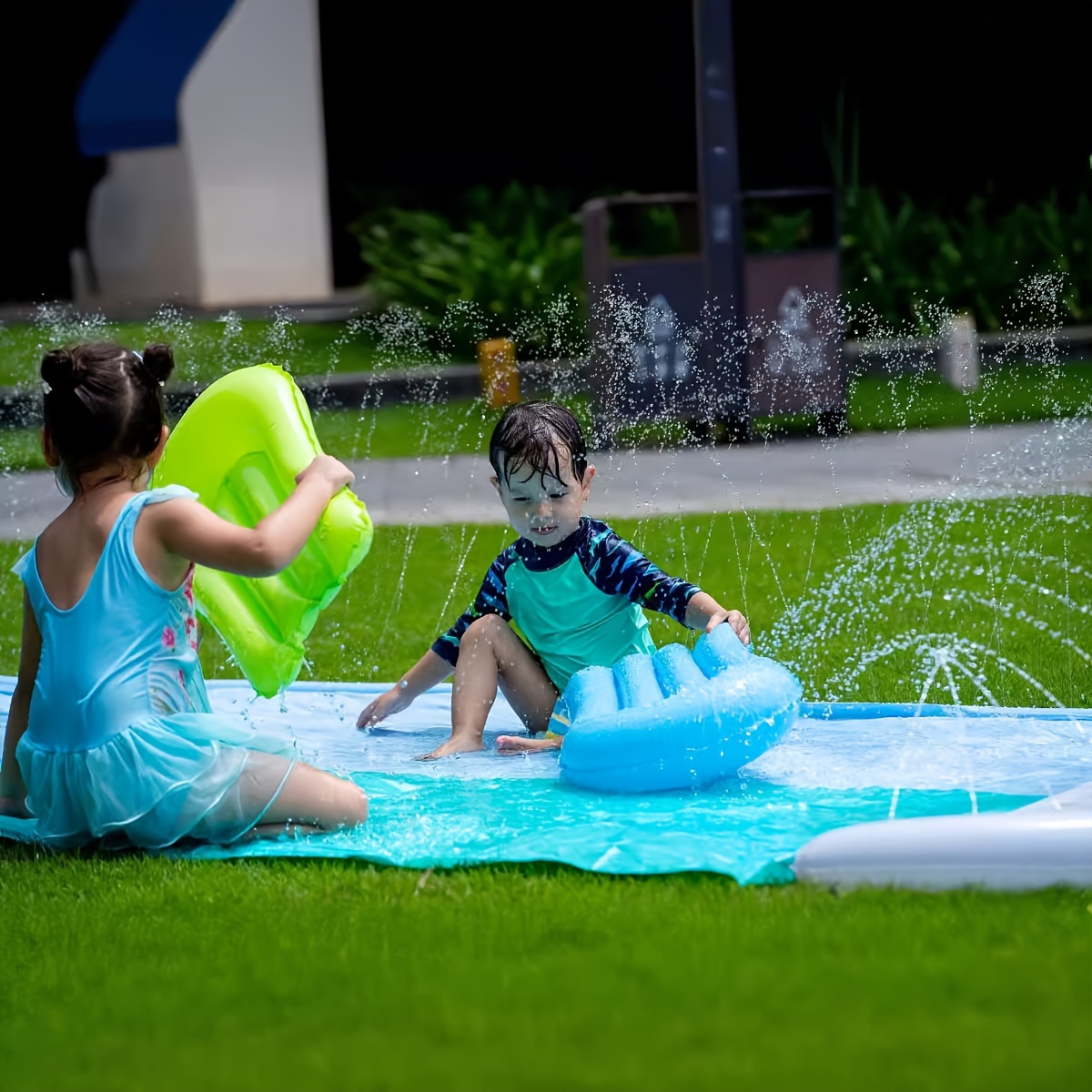 子供用夏のインフレータブルスライド - 大型デュアルプレイヤーウォータースプレーマット、屋内用ブルーPVC芝生プールラフト
