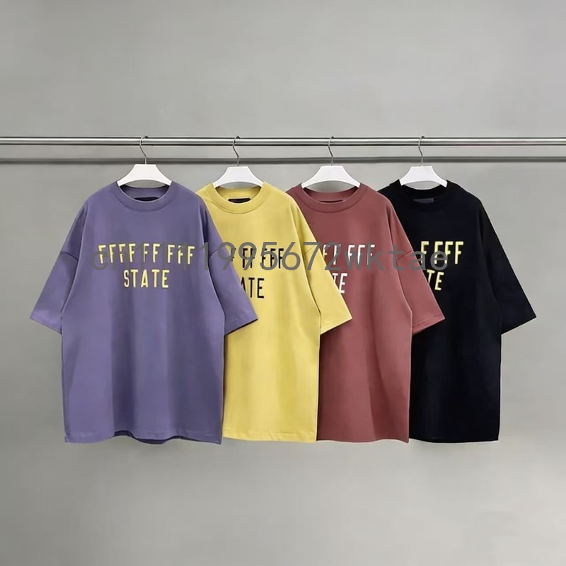 夏のメンズマッチングセット Tシャツスーツデザイン胸部二列プリントレター半袖ハイストリートカップルルーズショーツセット