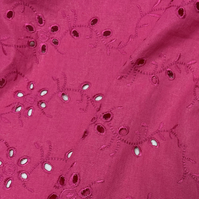 刺繍入り花柄リネンコットン生地、ローズピンクの透かし彫りデザイン、重厚な職人技、DIY素材、ブラウスドレス、ファッションデザイン