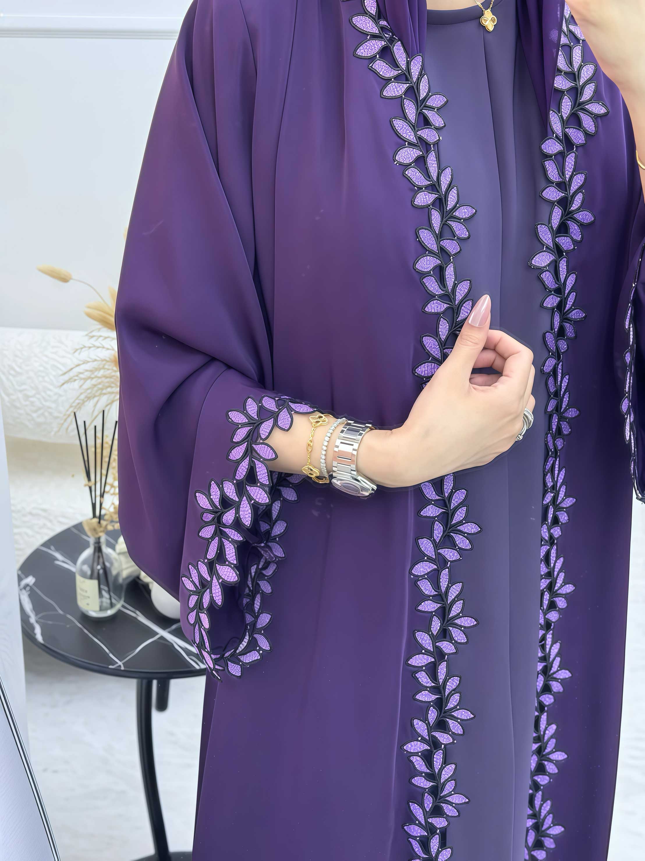 イスラム教徒の女性のためのドバイのエレガントな紫色のアバヤ - イスラムの控えめなファッションで多色の刺繍が施された複雑な細工が施されています