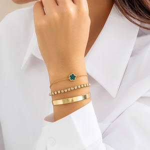 女性向けのファッションジュエリーブレスレットセット。金メッキの五つ葉のクローバーとジルコンのチェーンがあしらわれたテニスブレスレット。シンプルで光沢のあるブレスレットです。