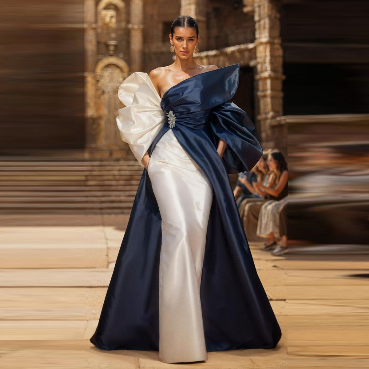 ダークネイビーと白のイブニングドレス オフショルダー シャーリング サテン マーメイド プロムドレス Elagent 女性フォーマルパーティードレス