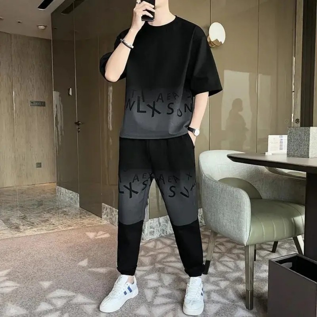 夏のメンズグラデーションレタープリントパターン通気性ラウンドネックTシャツパンツセットアウトドアカジュアル2点セット