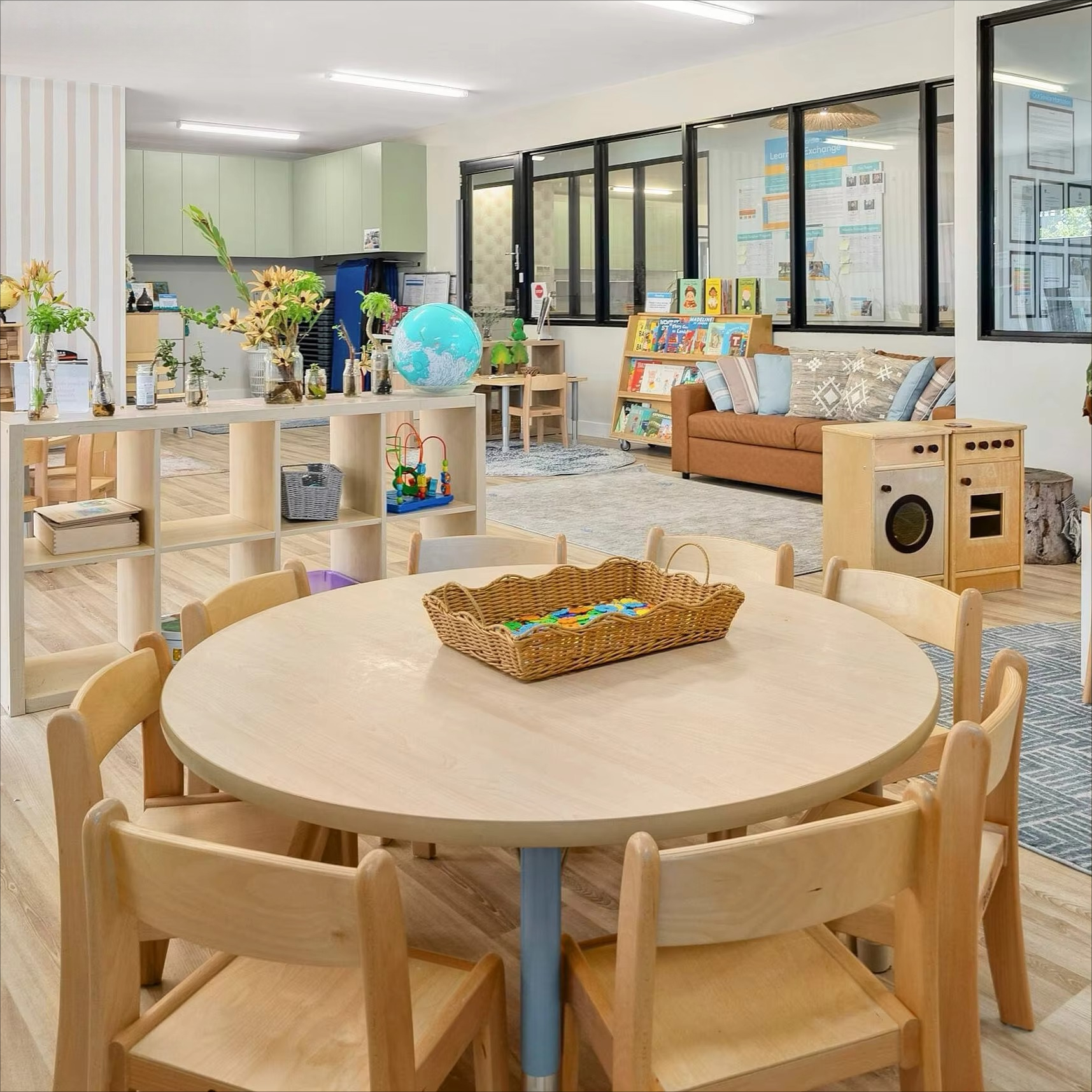 モンテッソーリ幼稚園家具木製丸テーブルと椅子セット幼稚園教室デイケア早期教育センター