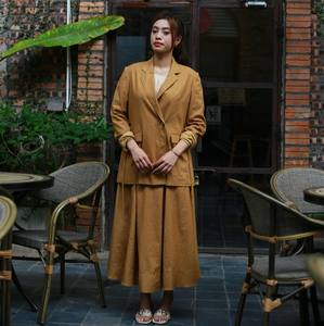 カジュアルなレディースロングスカート。ゆったりとしたシルエットで、優雅なドレープが特徴。