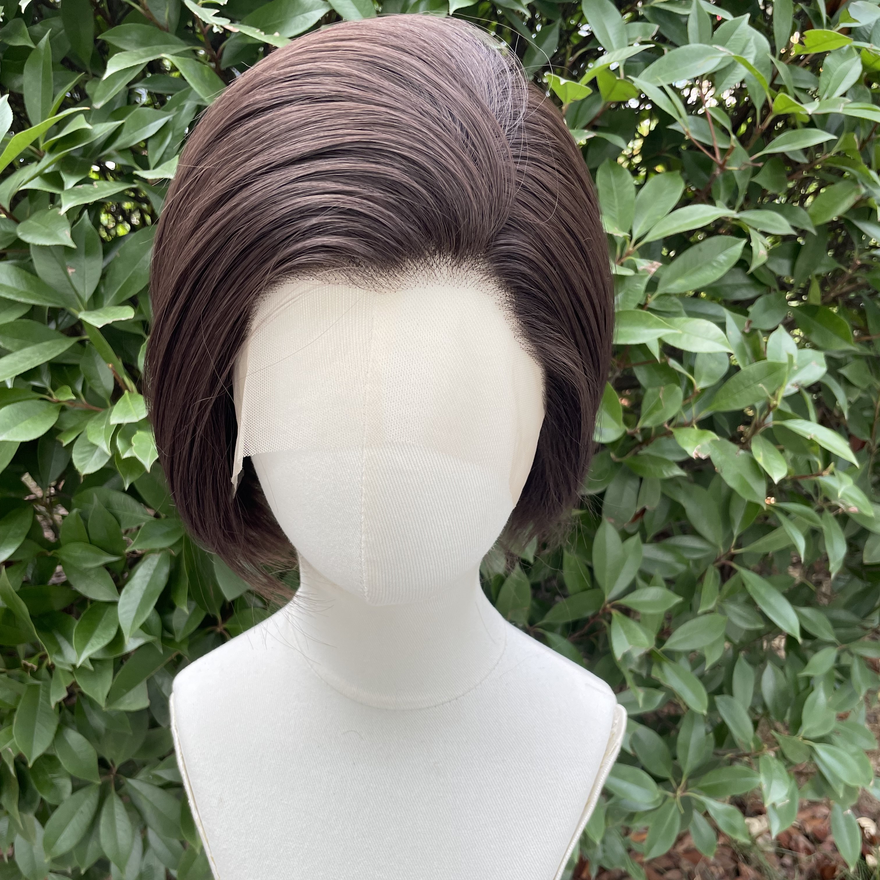 ナチュラルブラウンショートボブカット合成レースフロントウィッグ女性のためのコスプレウィッグ男性のための生え際グルーレス 13 × 4 レースフロントウィッグ