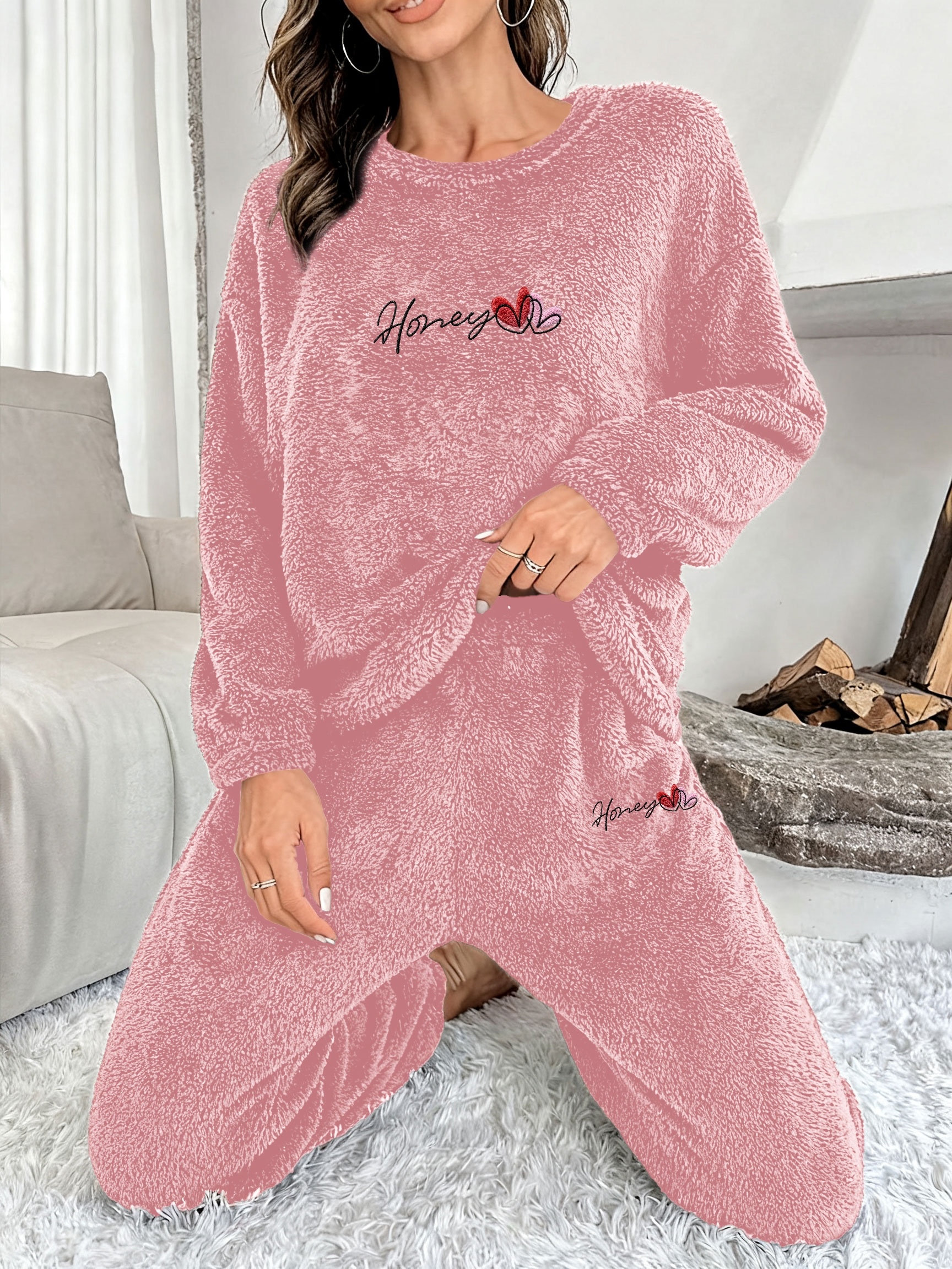 女性用ベルベットパジャマセット、長袖トップとそれに合ったパンツ、快適な冬の寝間着が特徴です
