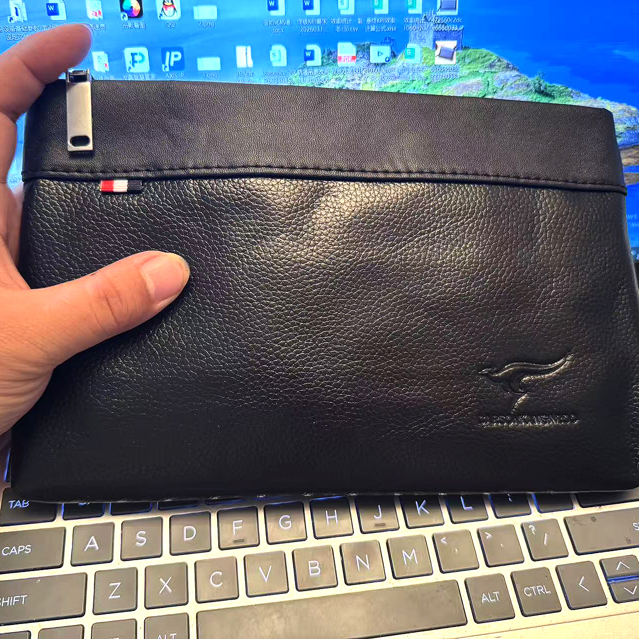耐摩耗性PUレザーメンズハンドバッグ 大容量封筒バッグ ソフトレザー シンプルで軽くてカジュアルな手持ちバッグ