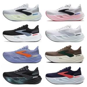 Glycerin Max Super Glycerin メンズ・レディース用スポーツシューズ。クッション性とサポート性を備え、厚底、紐締めタイプ。夏のランニングシューズに最適。