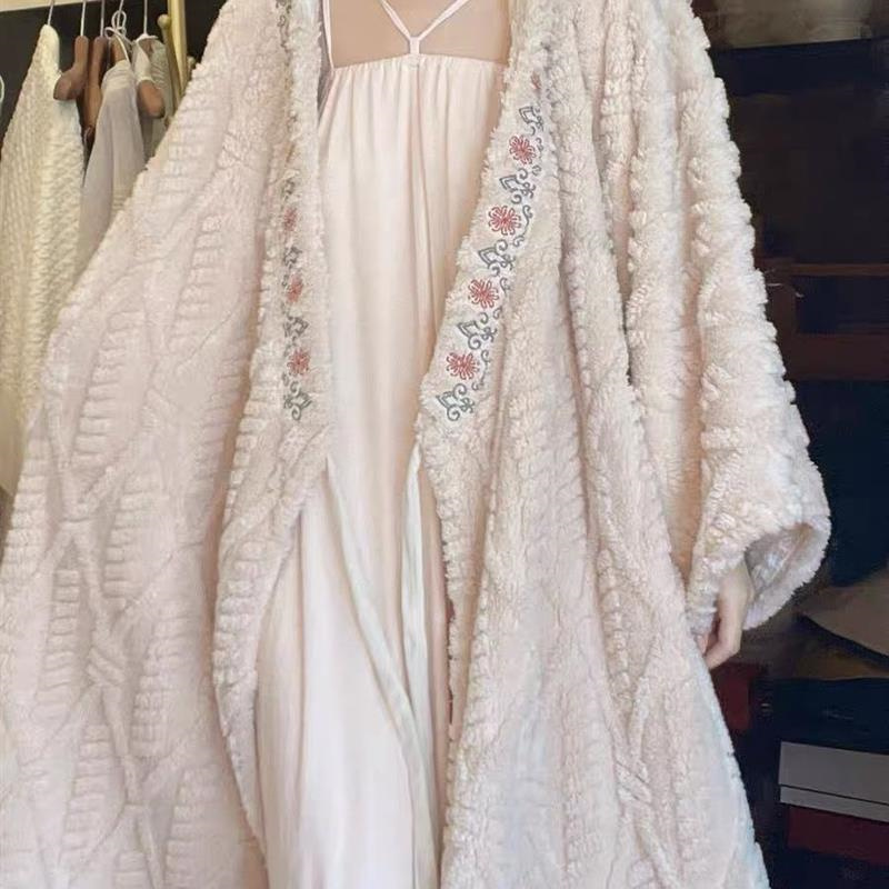 刺繍フード付きパジャマ女性の秋冬コーラルベルベットロングパジャマ女性のぬいぐるみ厚いホーム服アウターレースアップ