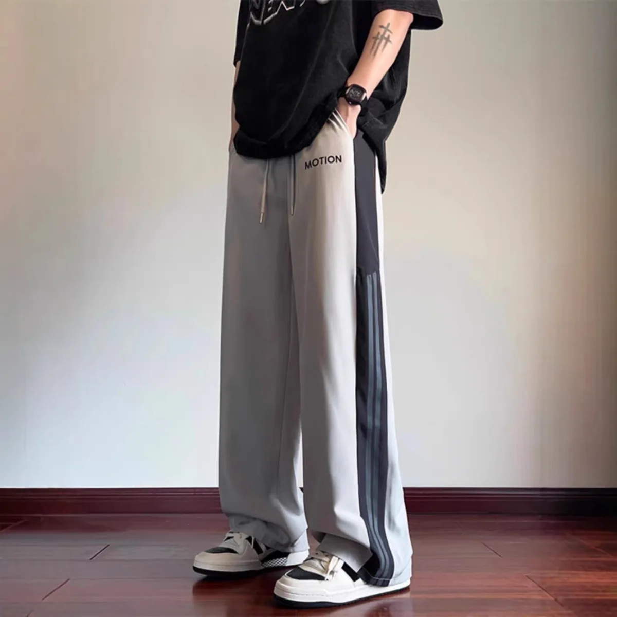 ハイストリートカジュアルパンツ男性ワイドレッグストレートコーデュロイズボン春秋のファッションジョガーカップルストリート新しいスウェットパンツ