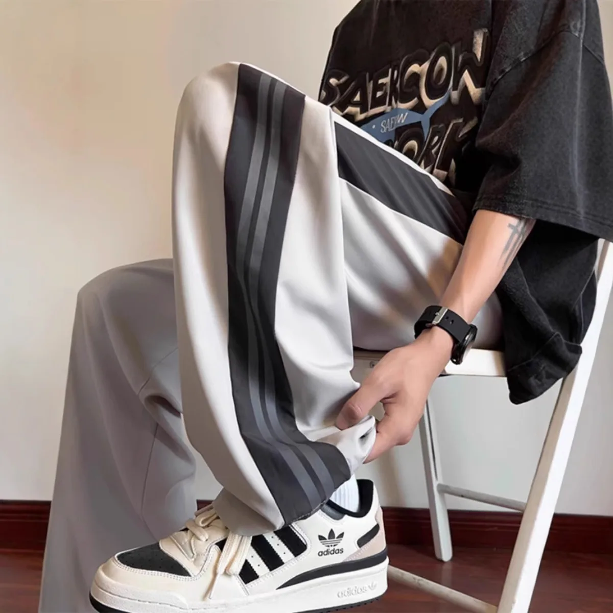 ハイストリートカジュアルパンツ男性ワイドレッグストレートコーデュロイズボン春秋のファッションジョガーカップルストリート新しいスウェットパンツ