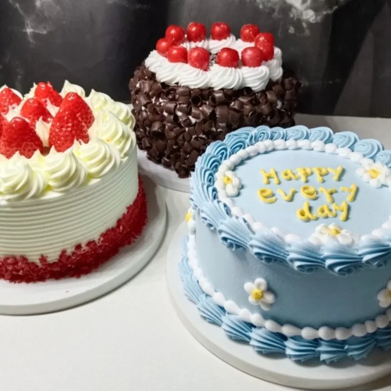 フルーツケーキシミュレーション誕生日ケーキモデルイチゴチョコレートクリームケーキデザートショップキャビネットウィンドウディスプレイ写真撮影の小道具