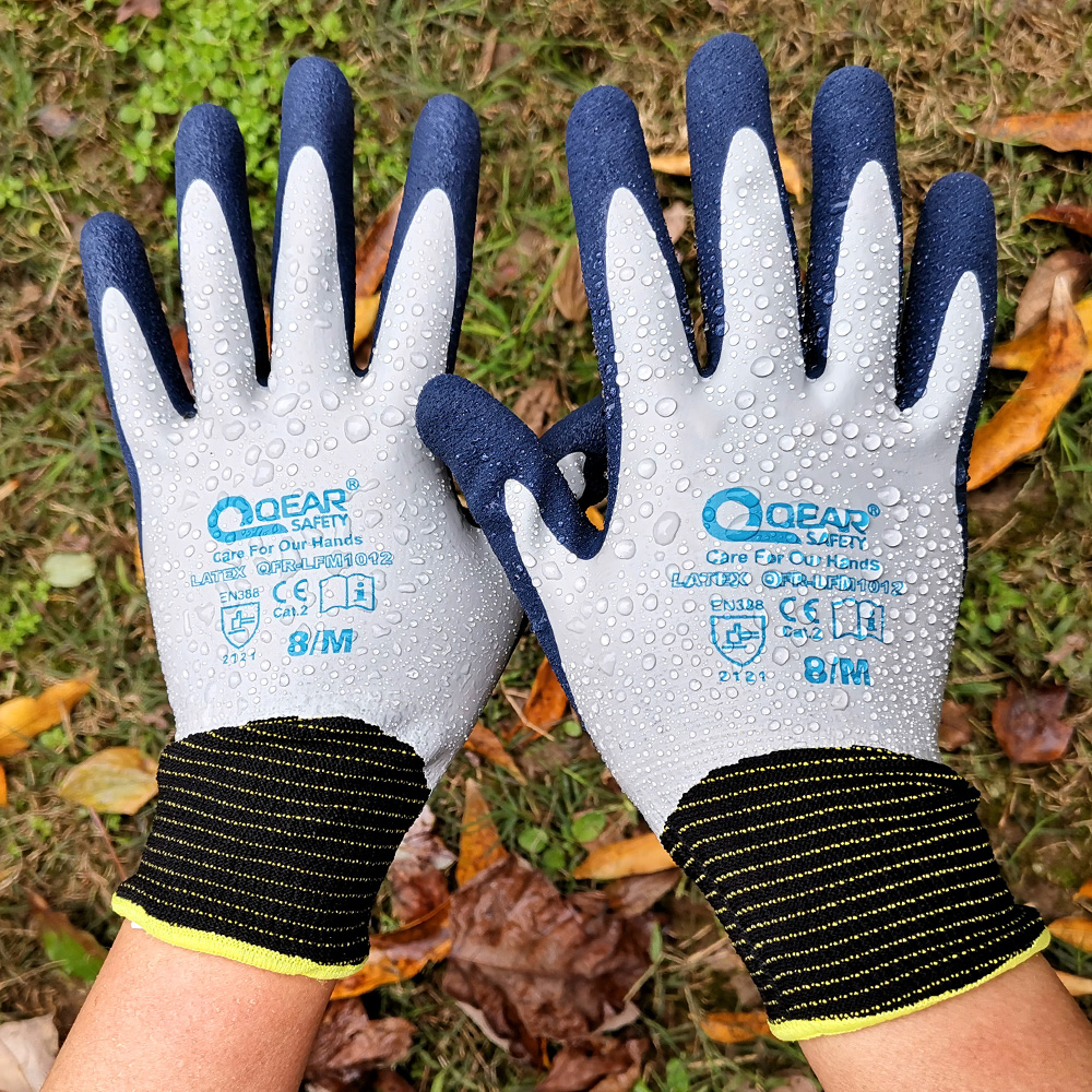 QearSafety 庭作業手袋 完全にラテックスコーティング、完全に汚れ/泥/防水、滑り止め、とげ耐性のためのヤシ砂ラテックス
