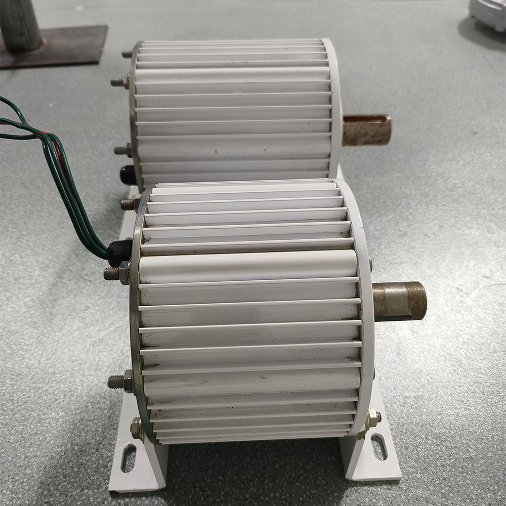 高トルクの希土類ネオジム鉄ボロン磁性鋼製の強力な 10kw-30KW 永久磁石同期発電機