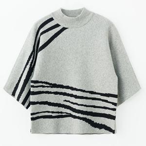 卸売りの女性用非対称ストライプウールトップス、グレーのタートルネック、ファッショナブルでユニークなデザイン、秋のニットウェア、カジュアルな女性用プルオーバー。