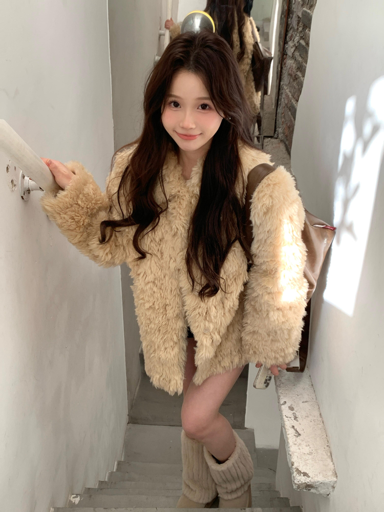 韓国スタイルラムファージャケット女性の肥厚デ​​ザイン統合ベルベットレザーコートショートアウター暖かいフラップカラーコート