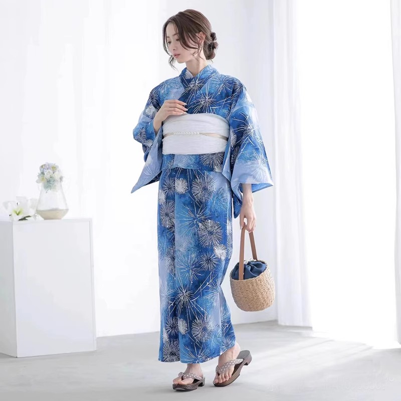 日本の浴衣 - 青い花火模様の伝統的な着物スタイルの女性用長ローブ、旅行写真に最適