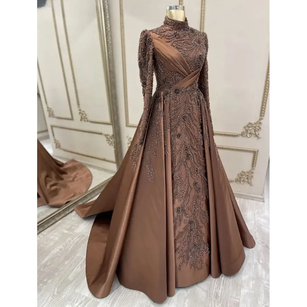 イスラム教徒のチョコレートサテンのイブニングドレスの女性のハイネック長袖ボールドレスビーズ折りフォーマルパーティーローブのカスタマイズ