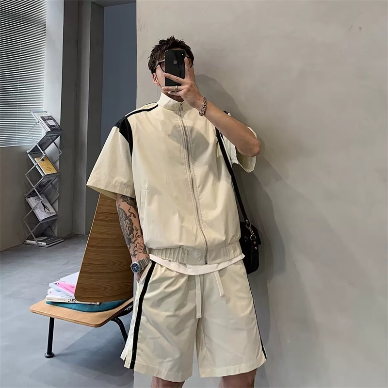 メンズ夏レトロスポーツスーツアメリカンスタイルスタンドカラージッパー半袖 Tシャツカジュアルルーズ Y2K ショーツ 2 点セット