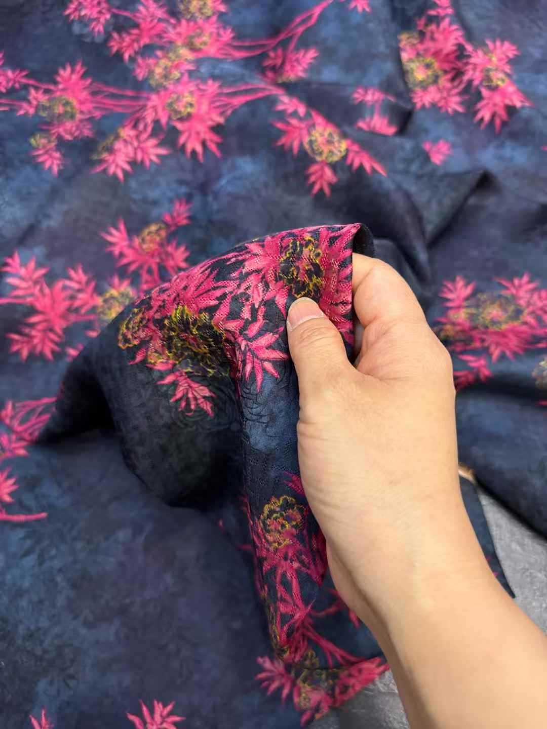 26 匁 100% 桑シルク Hualuo Honyunsha Xiangyunsha 生地 |ピンクパインプリント、幅114cm、手染めのヘリテージシルク