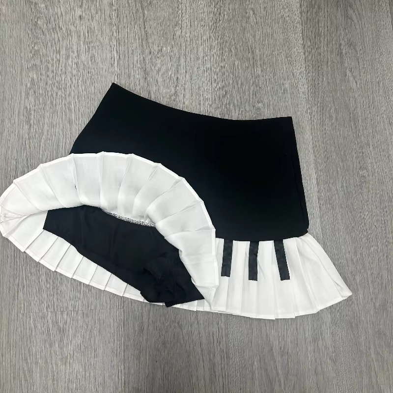 甘くてスパイシーなスタイルの黒と白のピアノヴィンテージプリーツスカート、女性の春の新しいデザインセンス、スリムで体にぴったりフィット