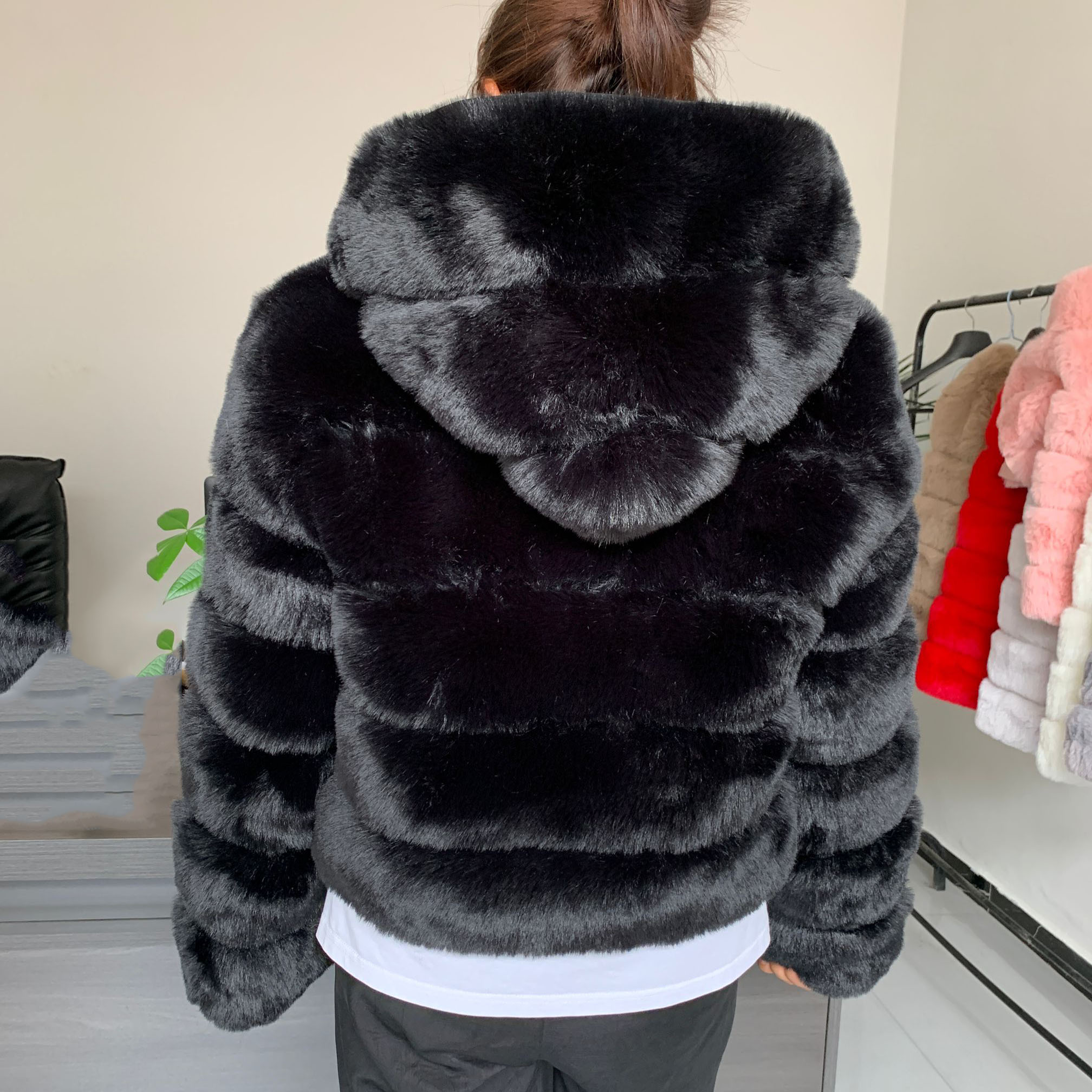 女性のフェイクファーコートフード付きホット販売冬のファッション暖かいフード付きファーコート模造キツネのフェイクファー良質