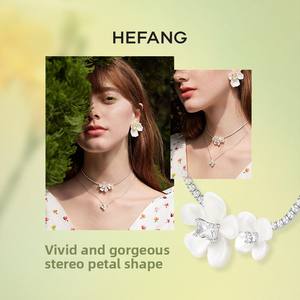 HEFANG 銅製ヒヤシンスの花束ネックレス 鎖骨チェーン ライトラグジュアリーアクセサリー レディースジュエリー 高級誕生日プレゼント