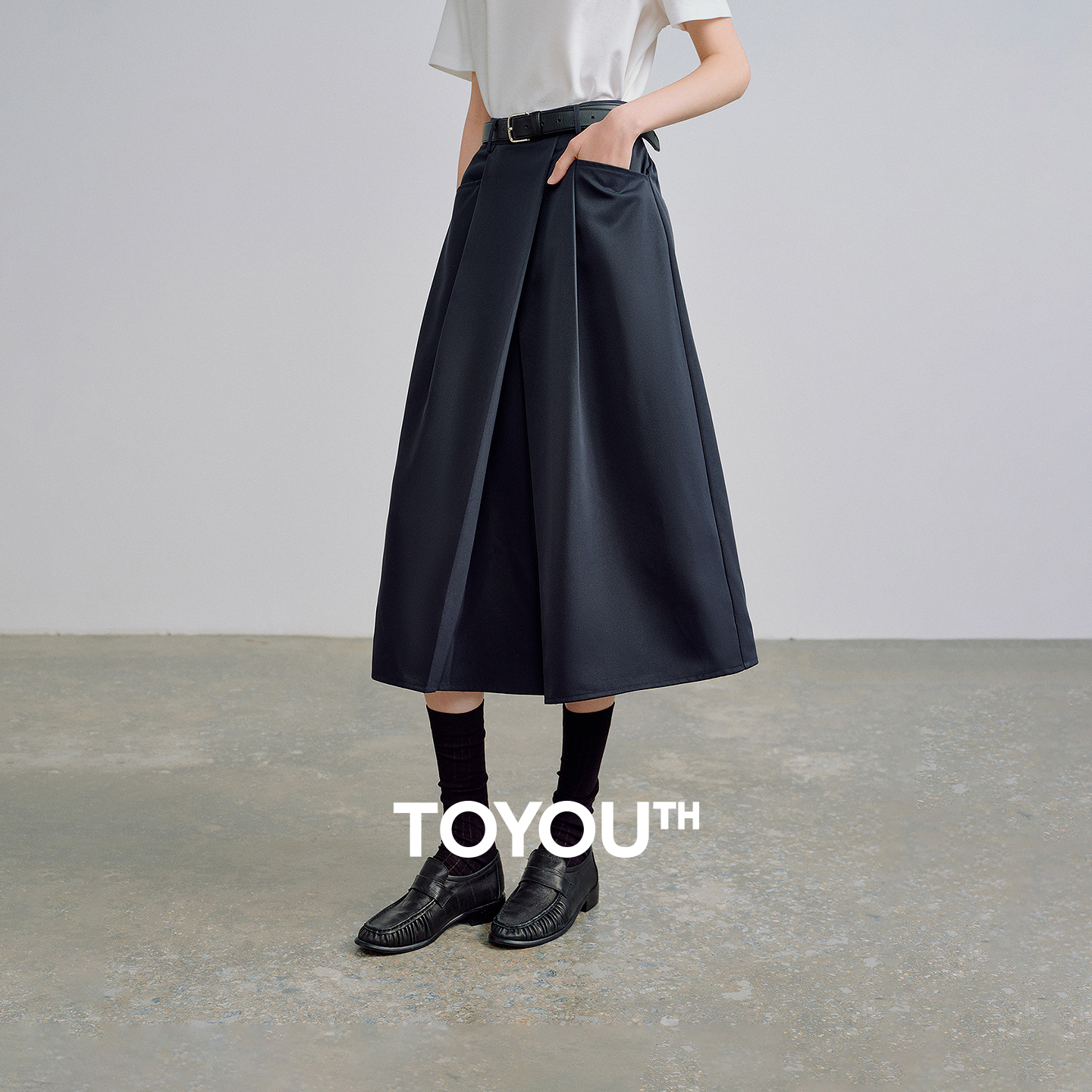 TOYOOUTH 女性ミディスカート 2026 春の新しわになりにくいニッチデザイン弾性ウエスト折り紙コクーン型ミッドレングススカート
