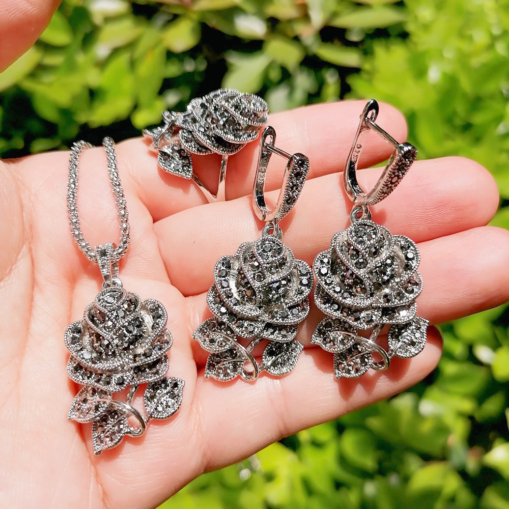 Ajojewel 黒のラインストーンローズフラワーネックレスリングとイヤリングセット女性のためのヴィンテージジュエリーガールフレンドのための素敵なギフト