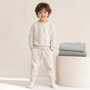 モダールコットンを使用した快適で清潔な子供用男の子・女の子向けプレミアムベーシックカジュアルセット。スカンジナビアスタイルのツーピーススウェットシャツとショートパンツセット。