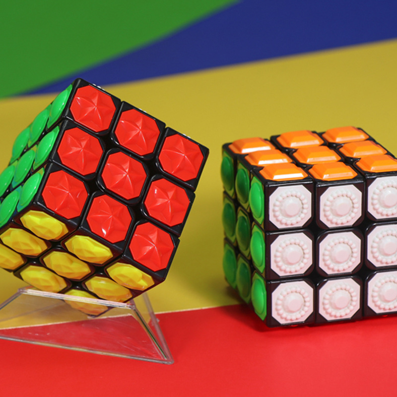 Yong Jun ブラインド 3x3x3 マジックキューブおもちゃ視覚障害者タッチブラインド弱色バンプタッチ 3D レリーフ形状キューブ