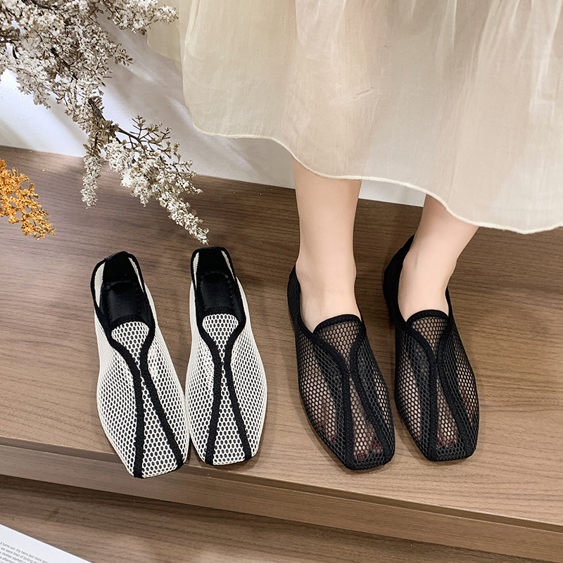 ソリッドカラーのソフトソール快適な大きいサイズカジュアルスリッポンフラットシューズ 2026 夏の女性の中空メッシュ通気性ロートップシューズ
