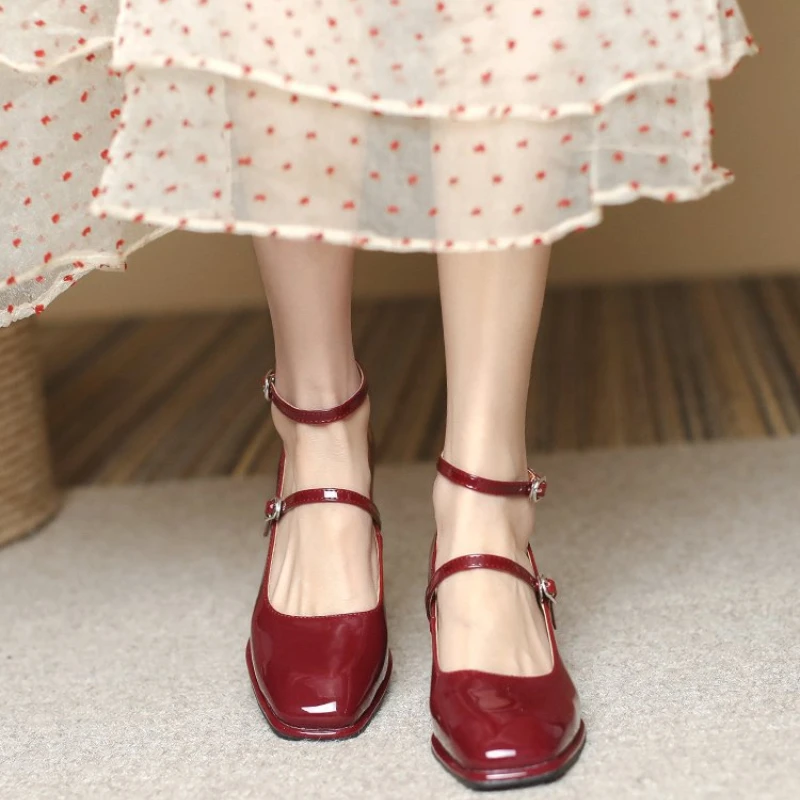 新しいメリージェーンの靴高品質の革の靴浅いスクエアトゥレディースサンダルバックルストラップ女性のパンプス
