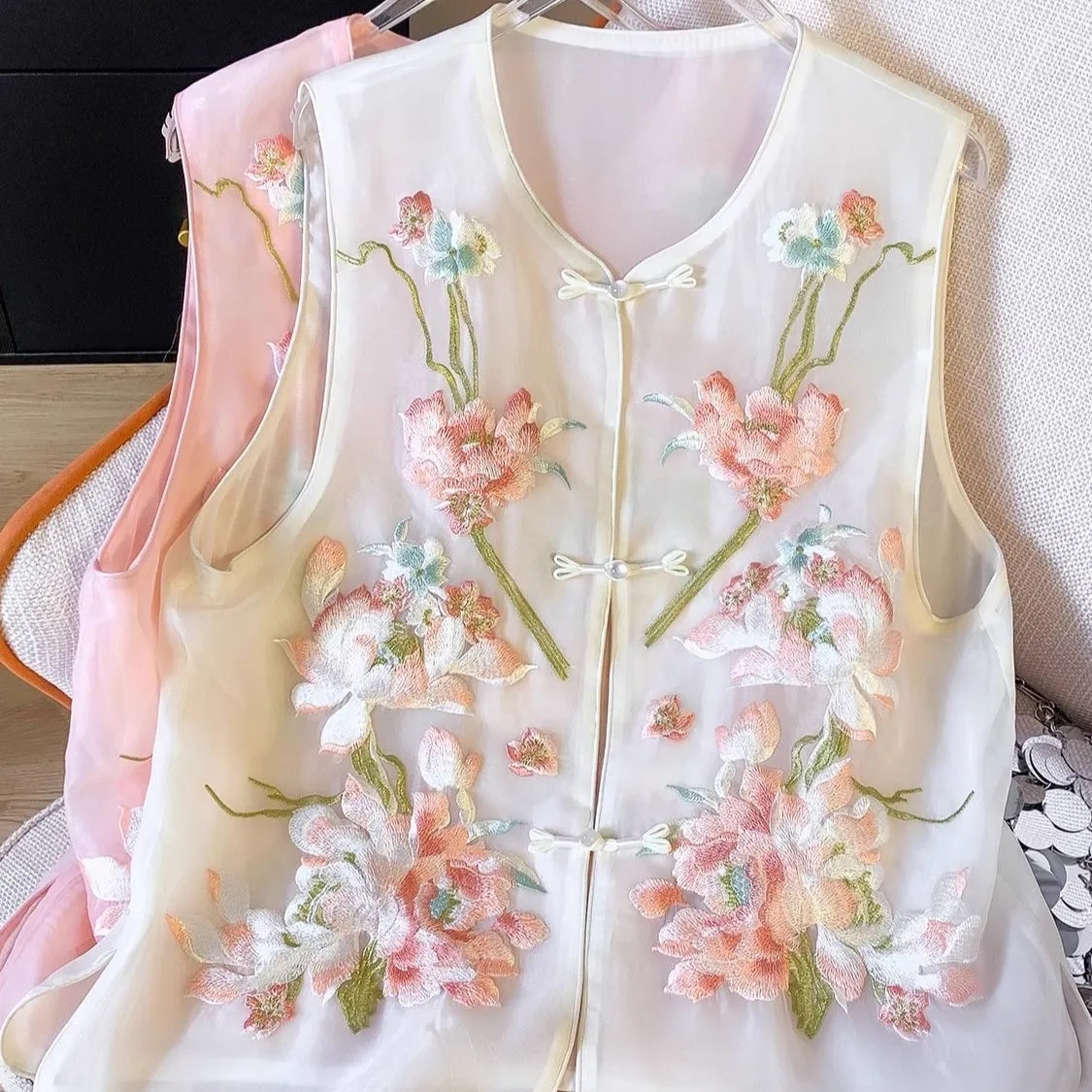 ヘビー刺繍フラワーベストコート女性の新中国風のバックルベストトップ層状チョッキベスト中国風の薄いジャケットトップ