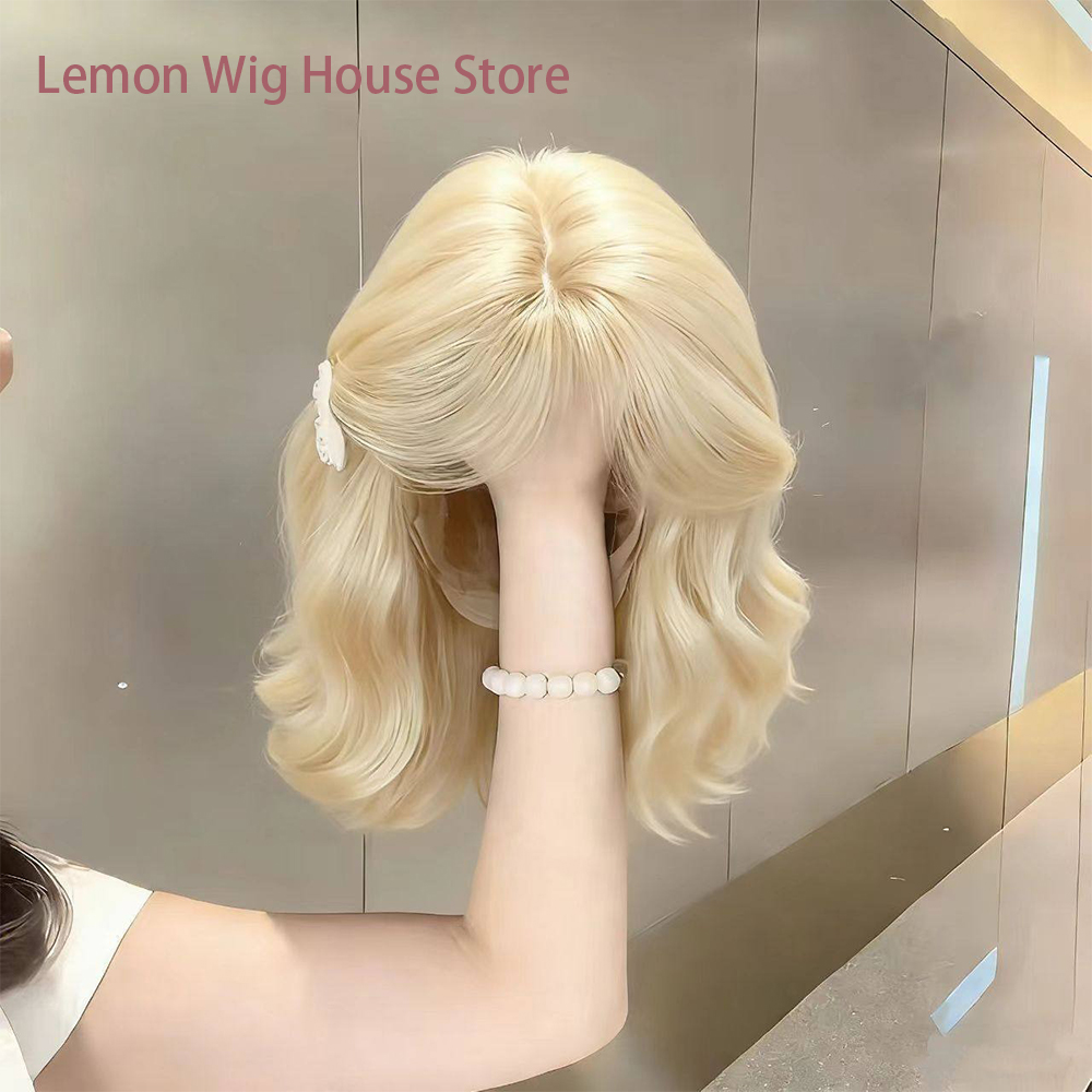 ライトゴールド波状合成かつら前髪ショートカーリーヘアロリータウィッグ女性のためのデイリーパーティーコスプレウィッグファッション耐熱