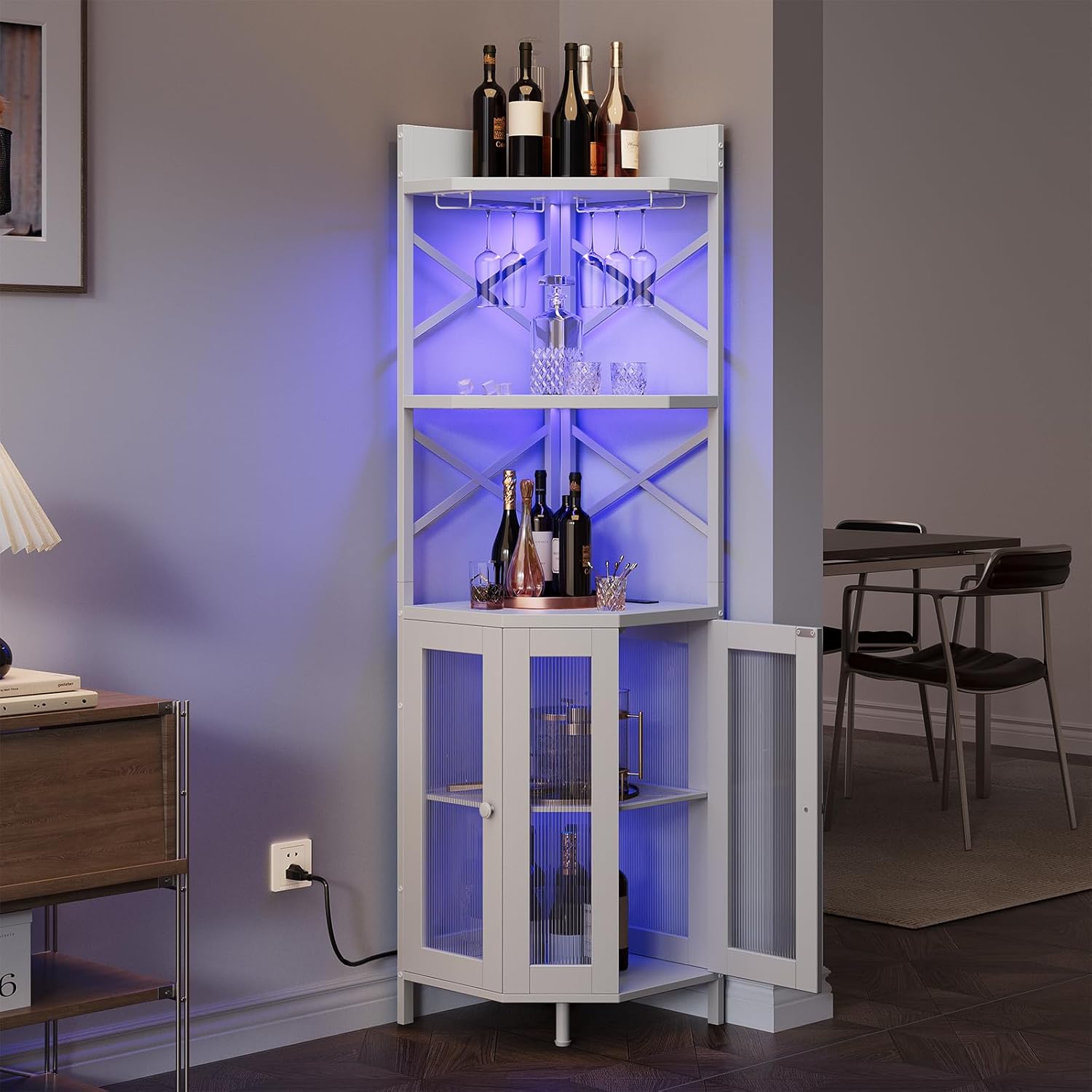 電源コンセント付きコーナーバーキャビネット、LEDストリップとガラスホルダー付き5段コーナーワインキャビネット、工業用背が高く、カスタマイズ済み
