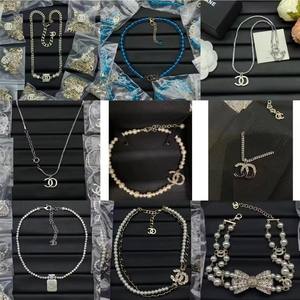 ファッションジュエリー、高品質なヴィンテージ風アルファベットペンダントネックレス、デザイナーブランドの豪華な18Kゴールドメッキの細チェーンネックレス