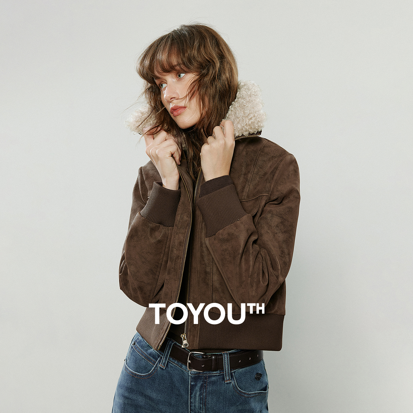 TOYOUTH 女性ジャケット 2025 冬の新しいショートルーズ PU フェイクファー襟コート