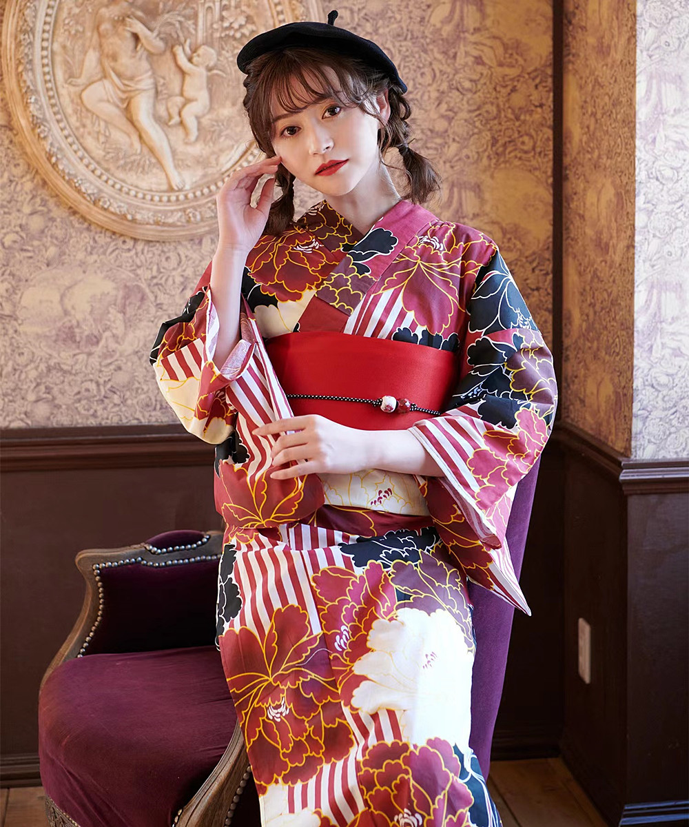 日本の着物、浴衣、女性の正装、純綿の伝統的なスタイルの写真のレトロな服