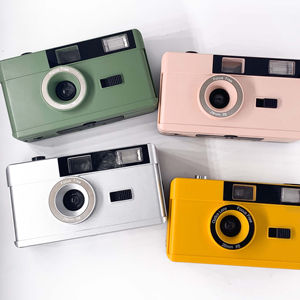 レトロなハーフサイズ35mmフィルムカメラの新しいデザインが登場。色違いのフラッシュを搭載し、クリスマスやバレンタインデーに最適です。
