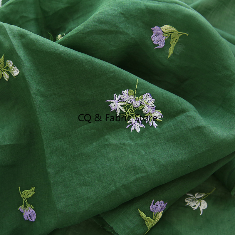 繊細な花の刺繍が施された深緑色のラミー生地で、ドレス、衣類、家の装飾などに使用されます。
