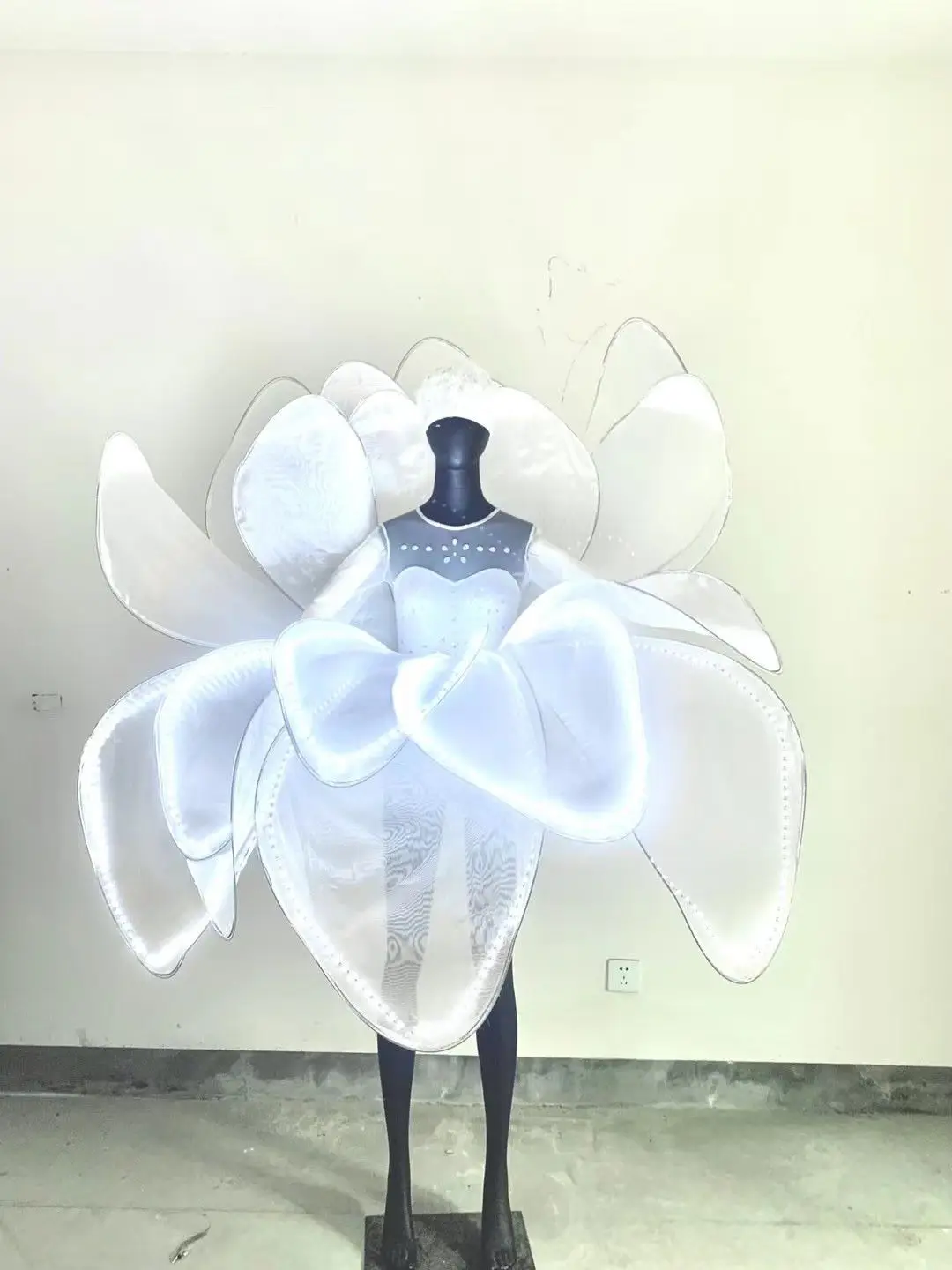 LED ライトオープニングダンス白い花の衣装女性ダンサーショークラブドレス祝うパーティーショーの摩耗
