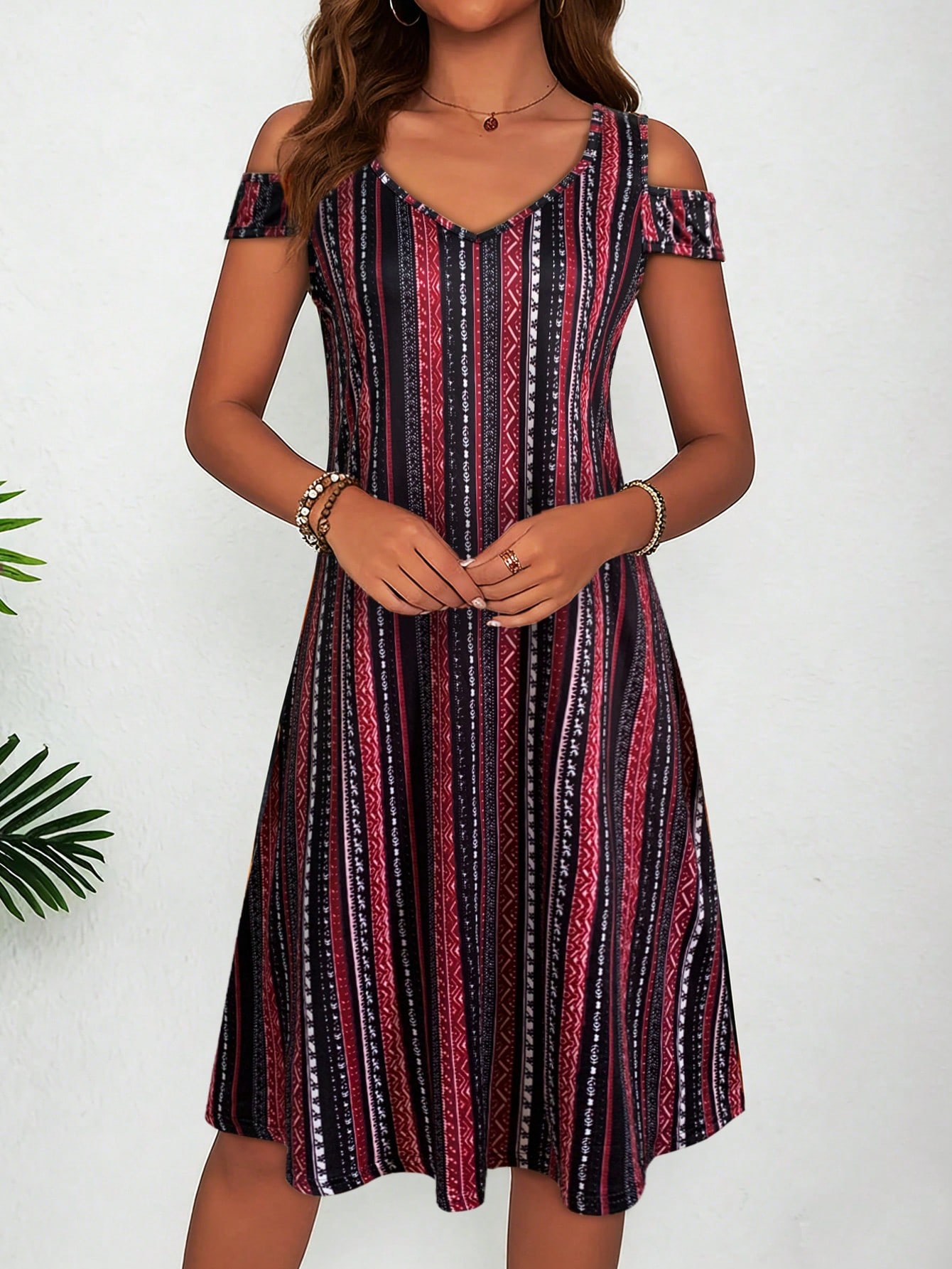 女性のエスニックストライププリントコールドショルダーミディド​​レス夏カジュアル V ネック A ライン流れる半袖サンドレスビーチドレス