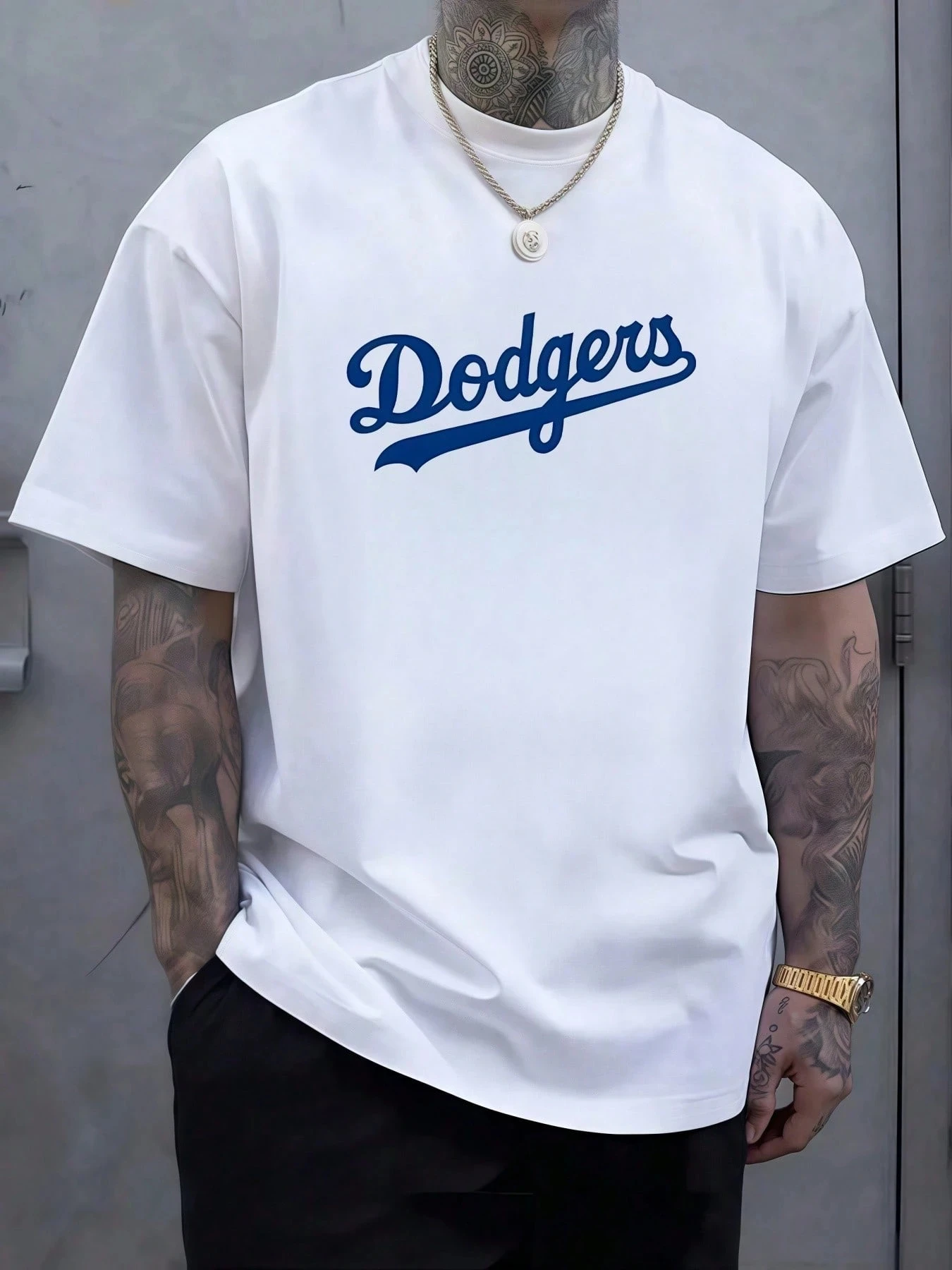 ダークブルーのレタープリントメンズシャツ/Tシャツ、メンズファッショナブルなスポーツとフィットネスTシャツ、快適で通気性のあるメンズトップ