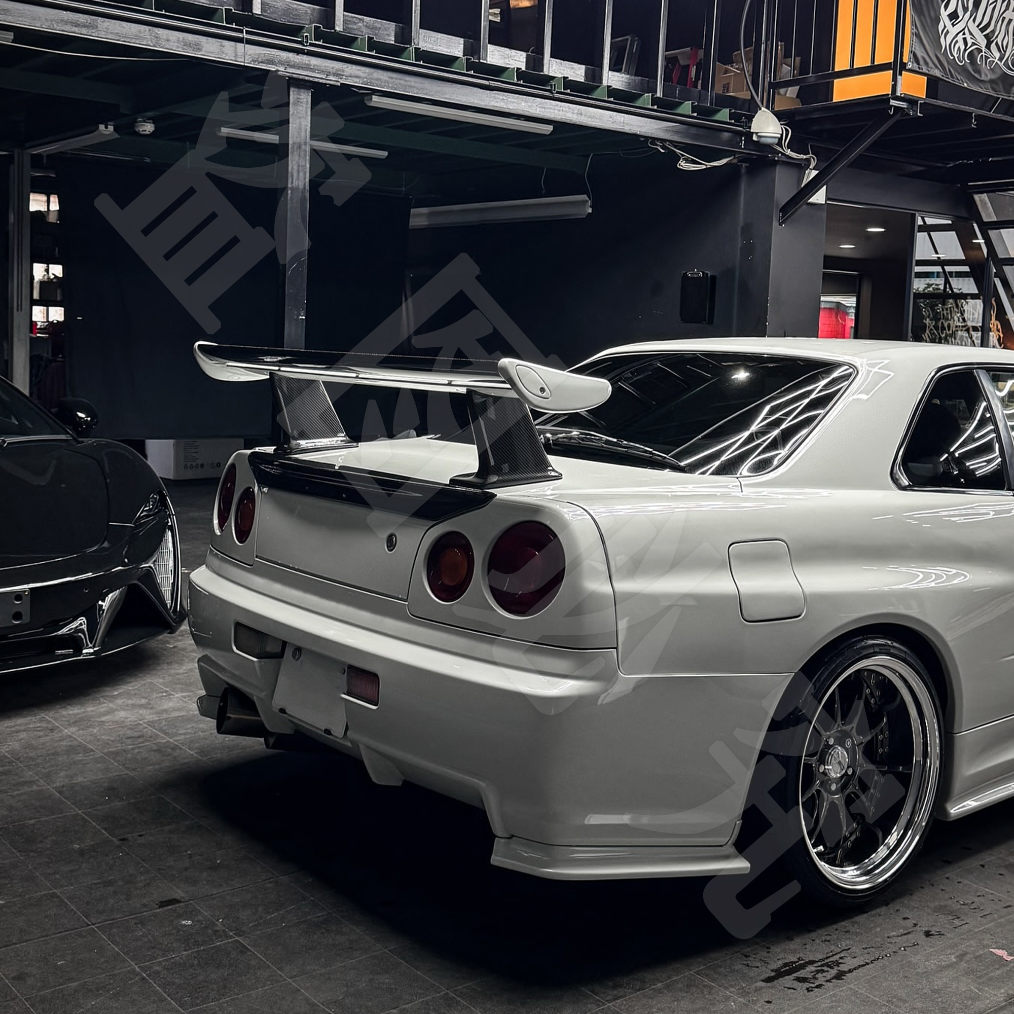 日産スカイライン R34 GTR リアトランクスポイラーウイングブーツリップボディキット香港スタイル高品質カーボンファイバーダックテールウイング