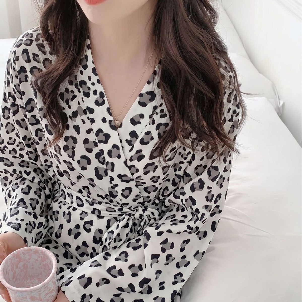 春と夏のセクシーな女性のモーニングローブバスローブセクシーなヒョウ柄ルーズ薄型スタイル快適な長袖ホームパジャマ