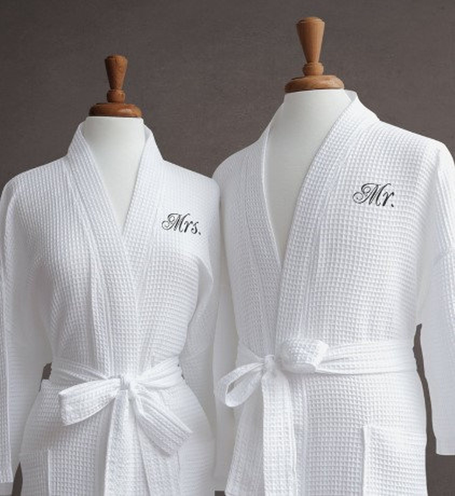 パーソナライズされた Mr Mrs ユニセックス ワッフル織りローブ ポケット付き モノグラムバスローブ 刺繍入り ウェディング ブライダル シャワー 記念日