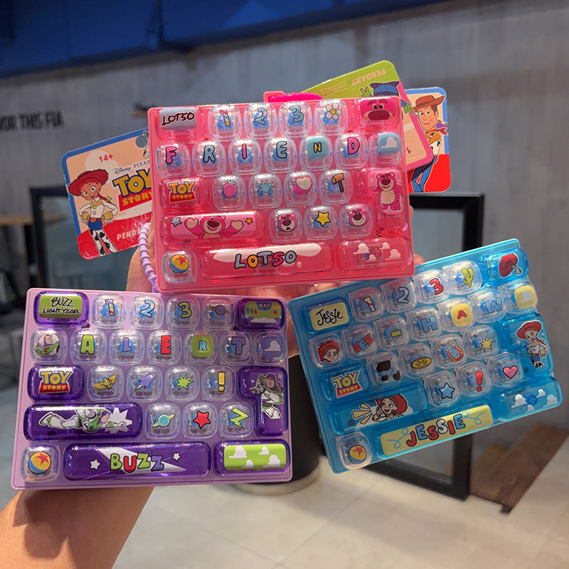 26-Key Keyboard Keychain Toy Stories Fidget Clicker Cartoon Decompression Keycap Clicker Backpack Charms Party Favor 26키 키보드 클리커