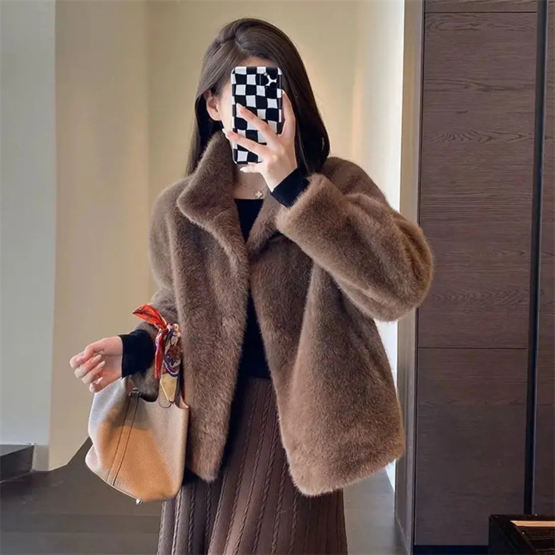 ミンクの毛皮ワンピーススタンドアップカラー毛皮のコート若い女性のためのミンクショート 2025 冬ソリッドカラー環境に優しいルース毛皮のコート女性